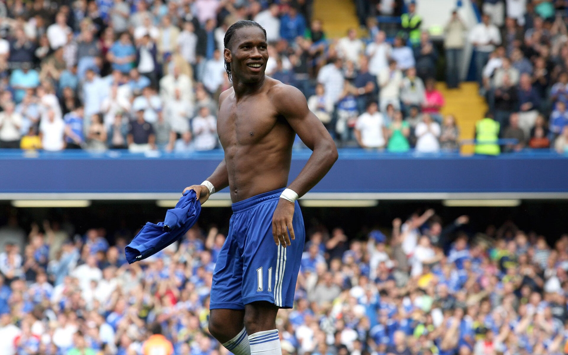 “战术深度：不同教练的战术大比拼”，教练在布置战术时讲到了常用的比赛阵型