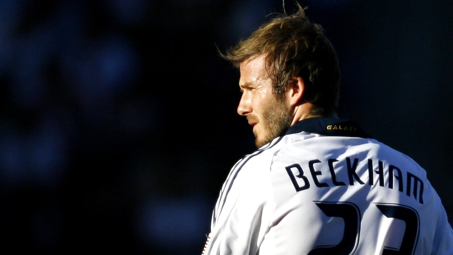 英超：利物浦2-0击败曼联，萨拉赫和菲尔米诺双双出彩，利物浦官方宣布与萨拉赫续约