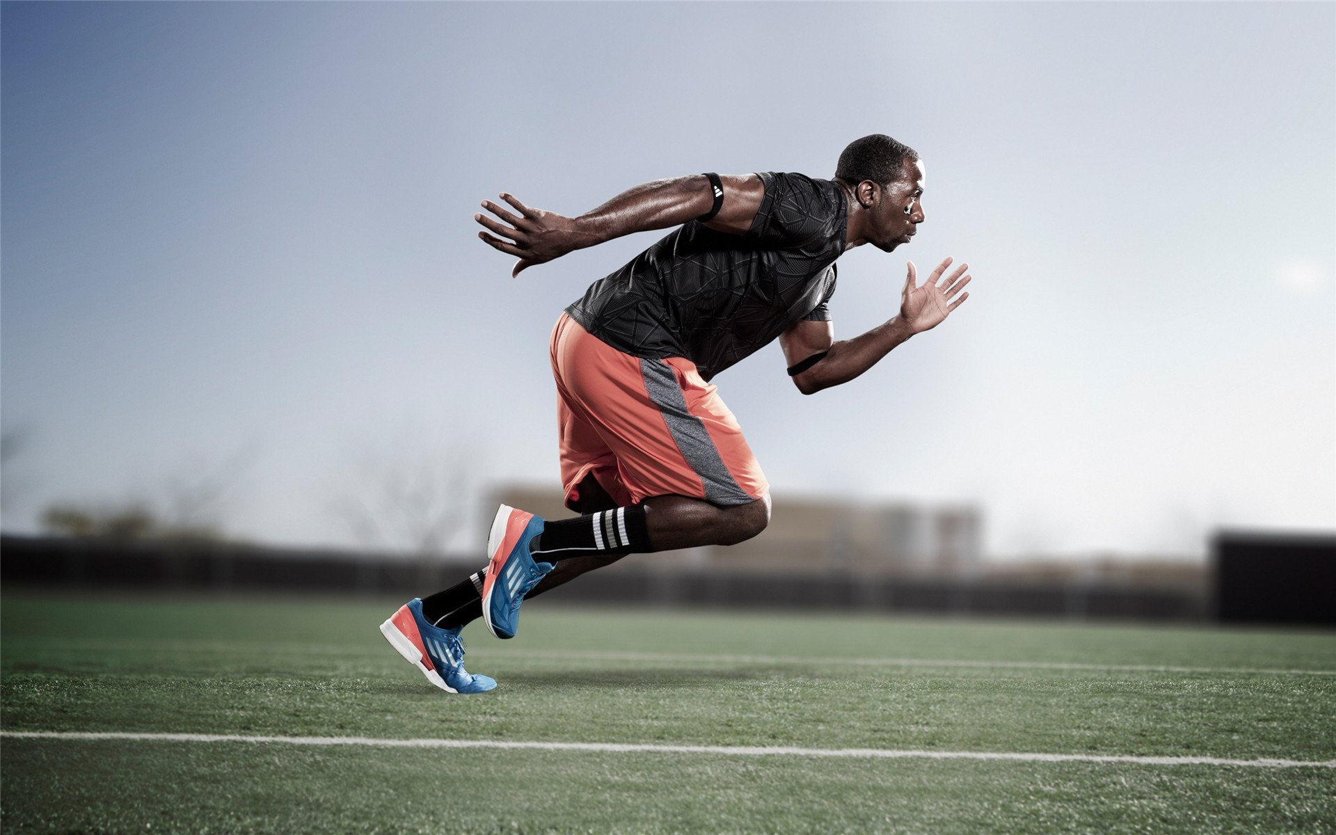 赛场默契：车手与队友完美配合的瞬间