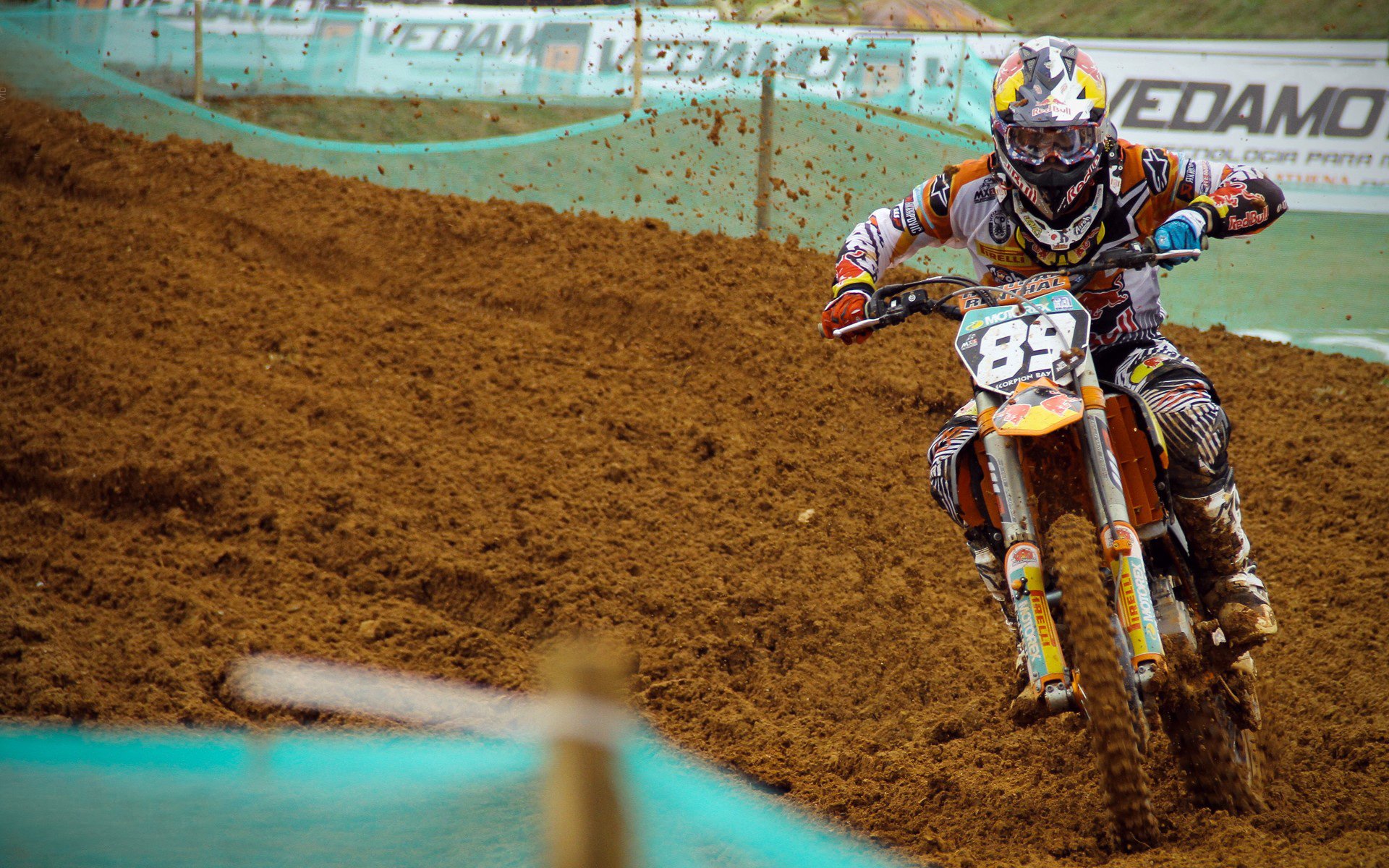 赛场默契：车手与队友完美配合的瞬间